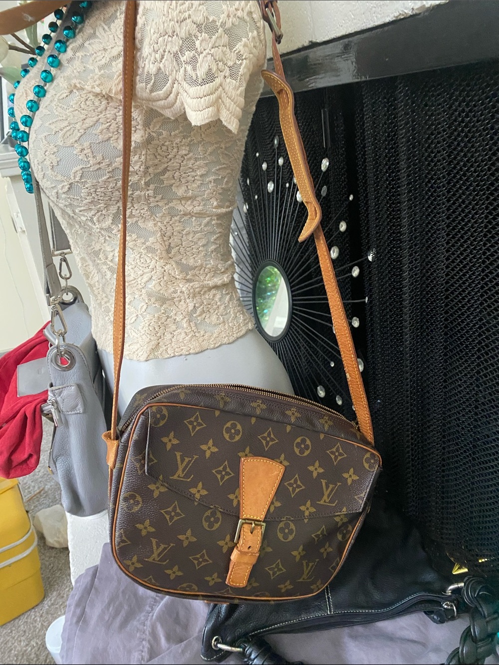 Louis Vuitton Monogram Crossbody Shoulder Bag in Brown with Tan Trim
Jeune fille - Picture 4 of 16